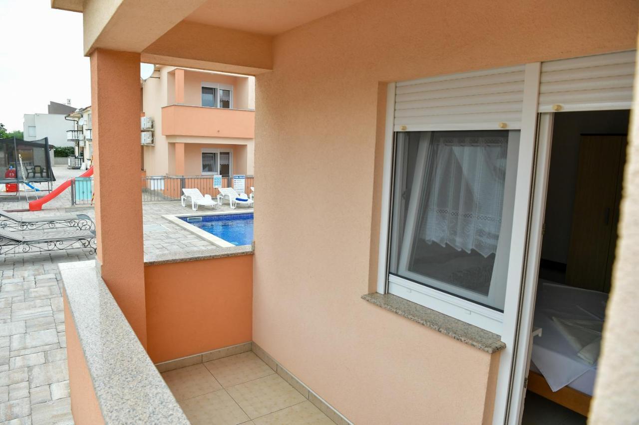 Apartments Villa Lucky Vir Exterior foto