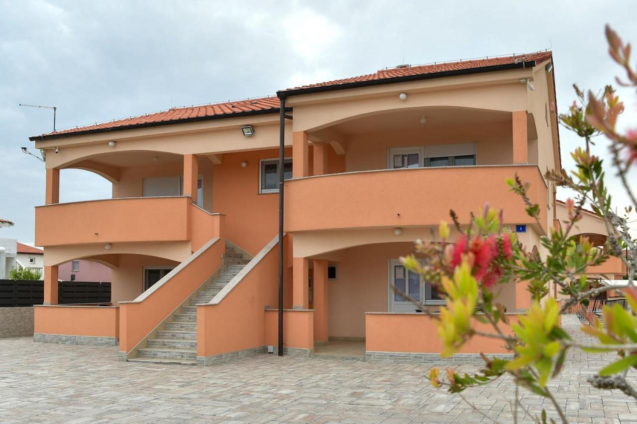 Apartments Villa Lucky Vir Exterior foto