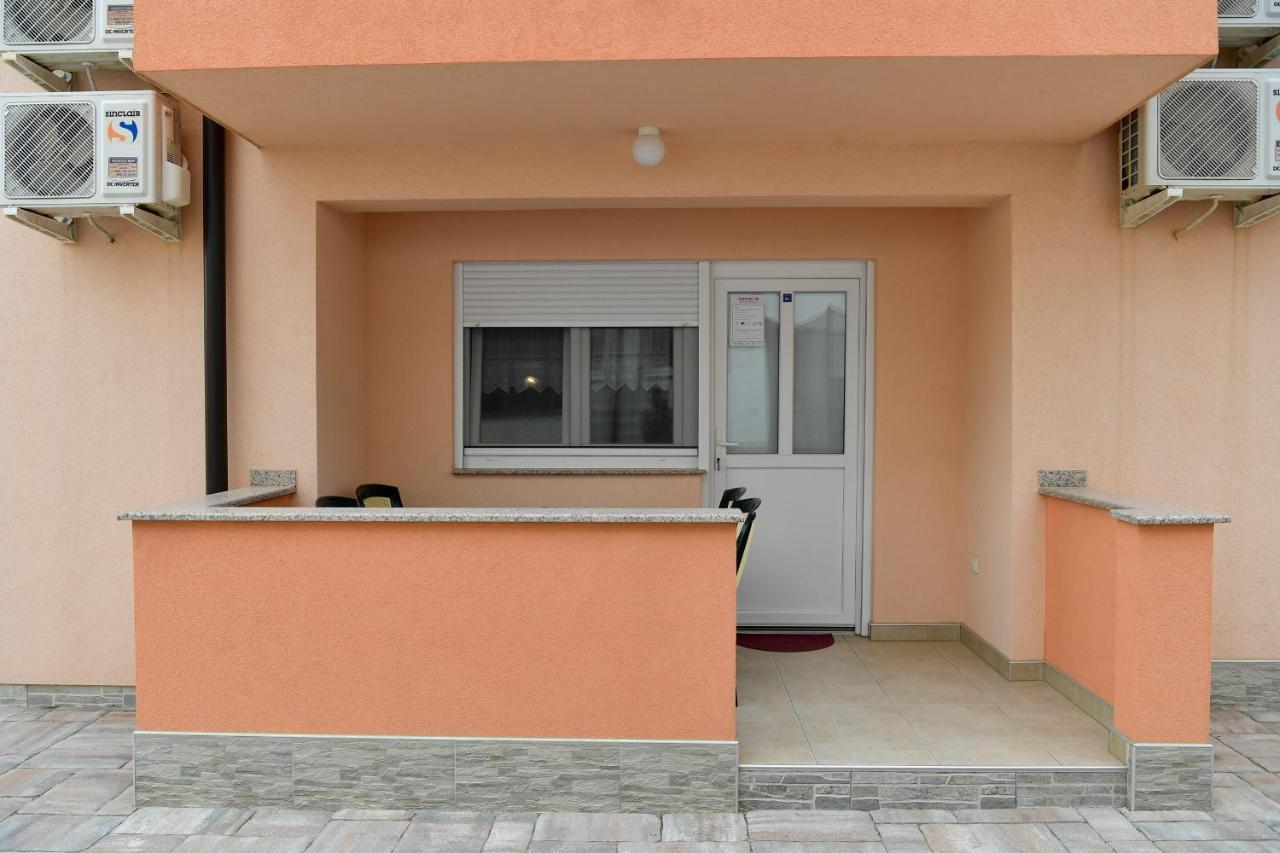 Apartments Villa Lucky Vir Exterior foto