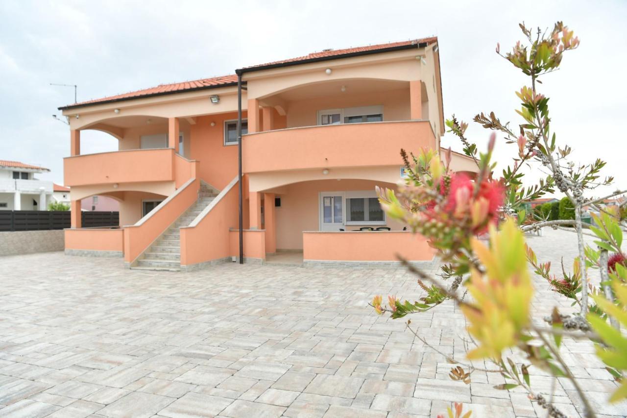 Apartments Villa Lucky Vir Exterior foto